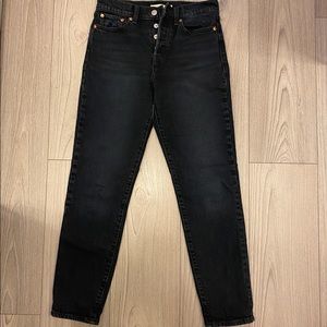 S 25 | Black Levi Wedgie Style Jeans